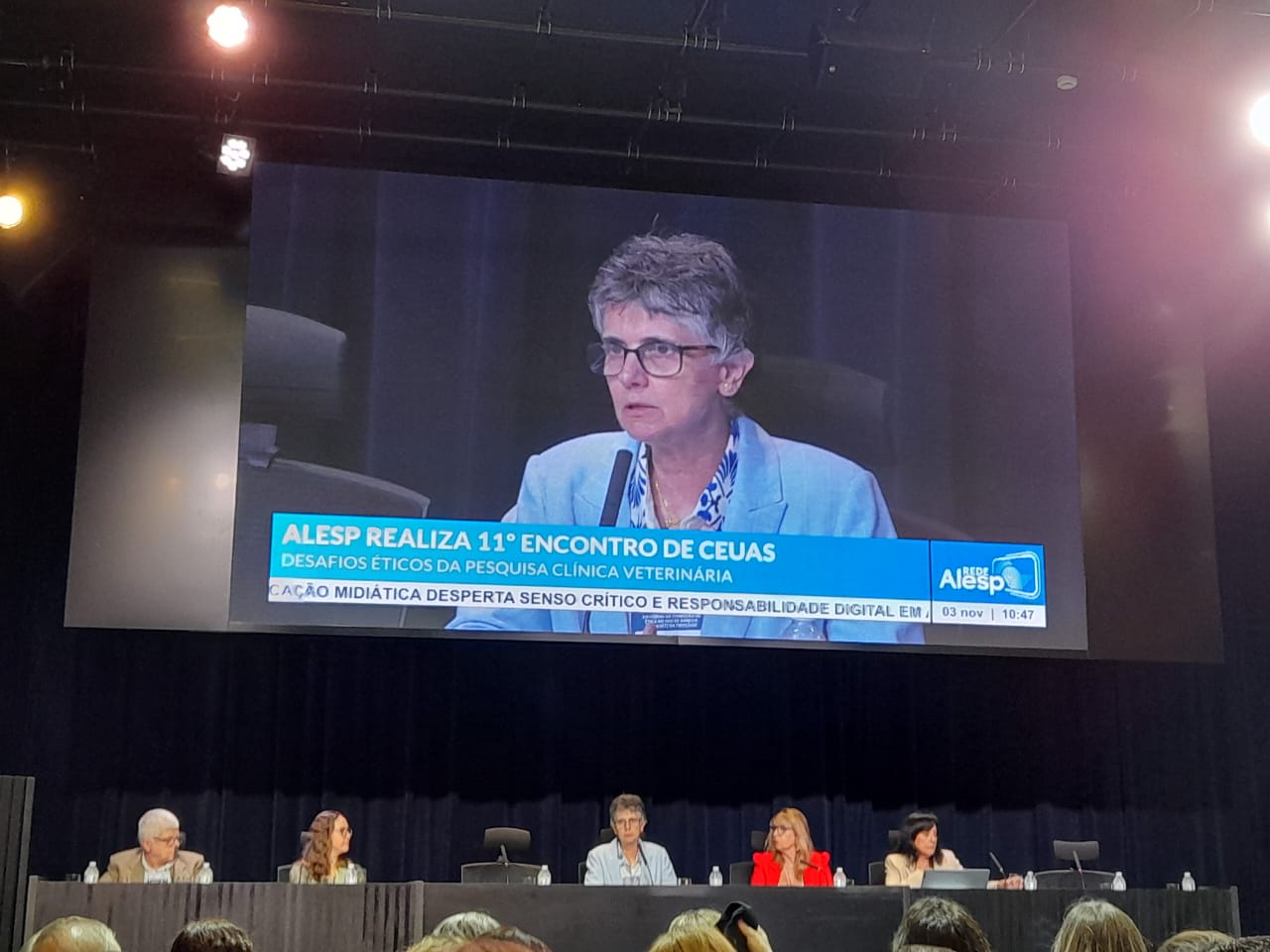 imagem de pessoas sentadas à mesa para um debate