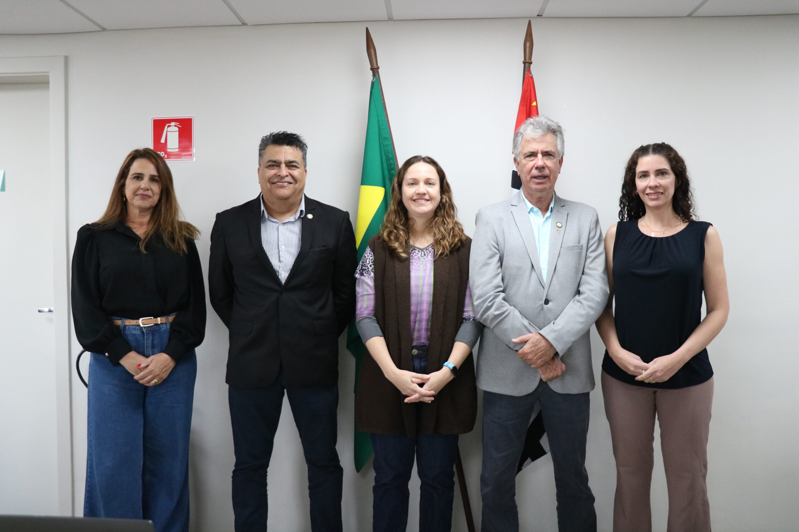 5 pessoas posadas para foto