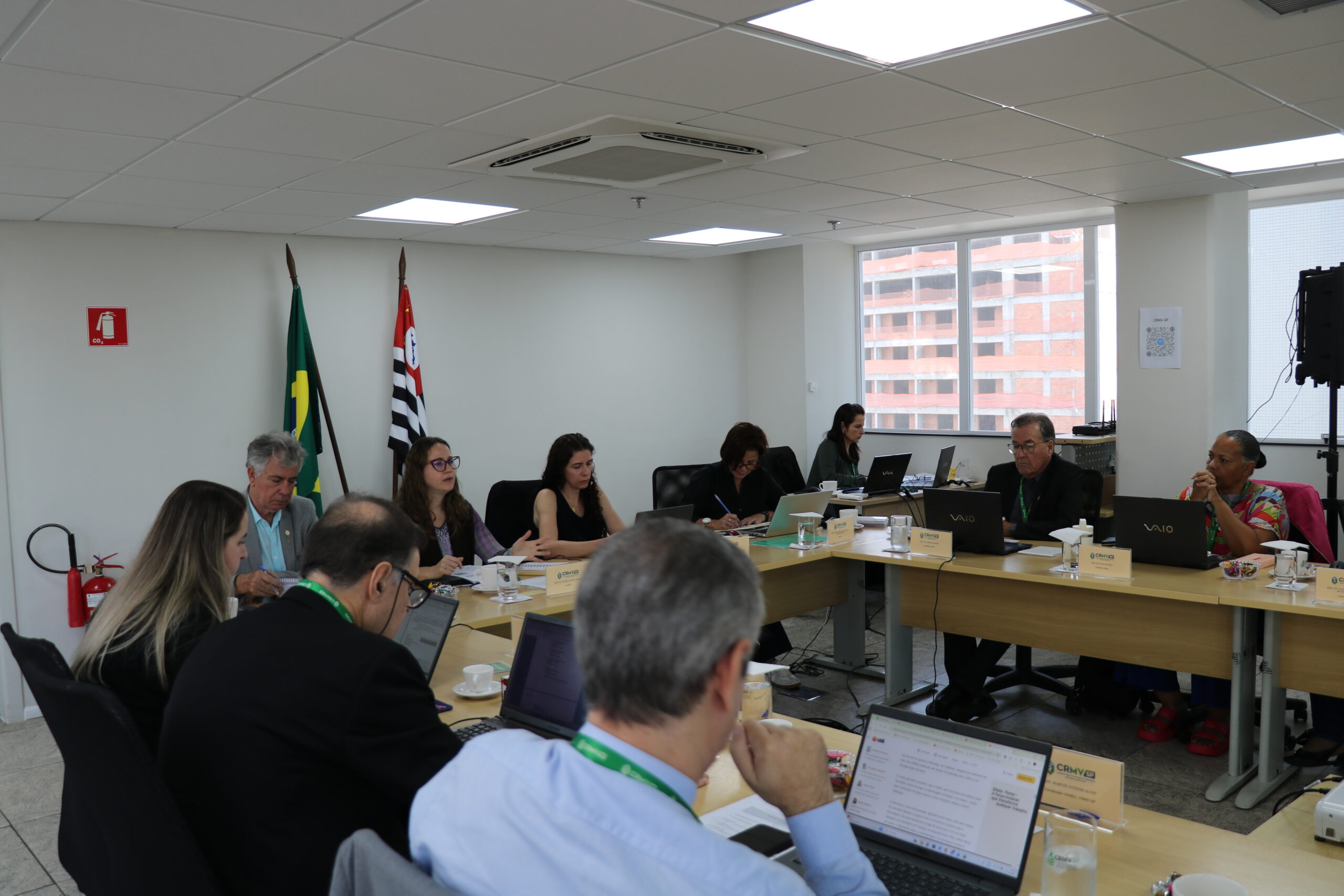 imagem de pessoas sentadas, reunidas em uma plenária