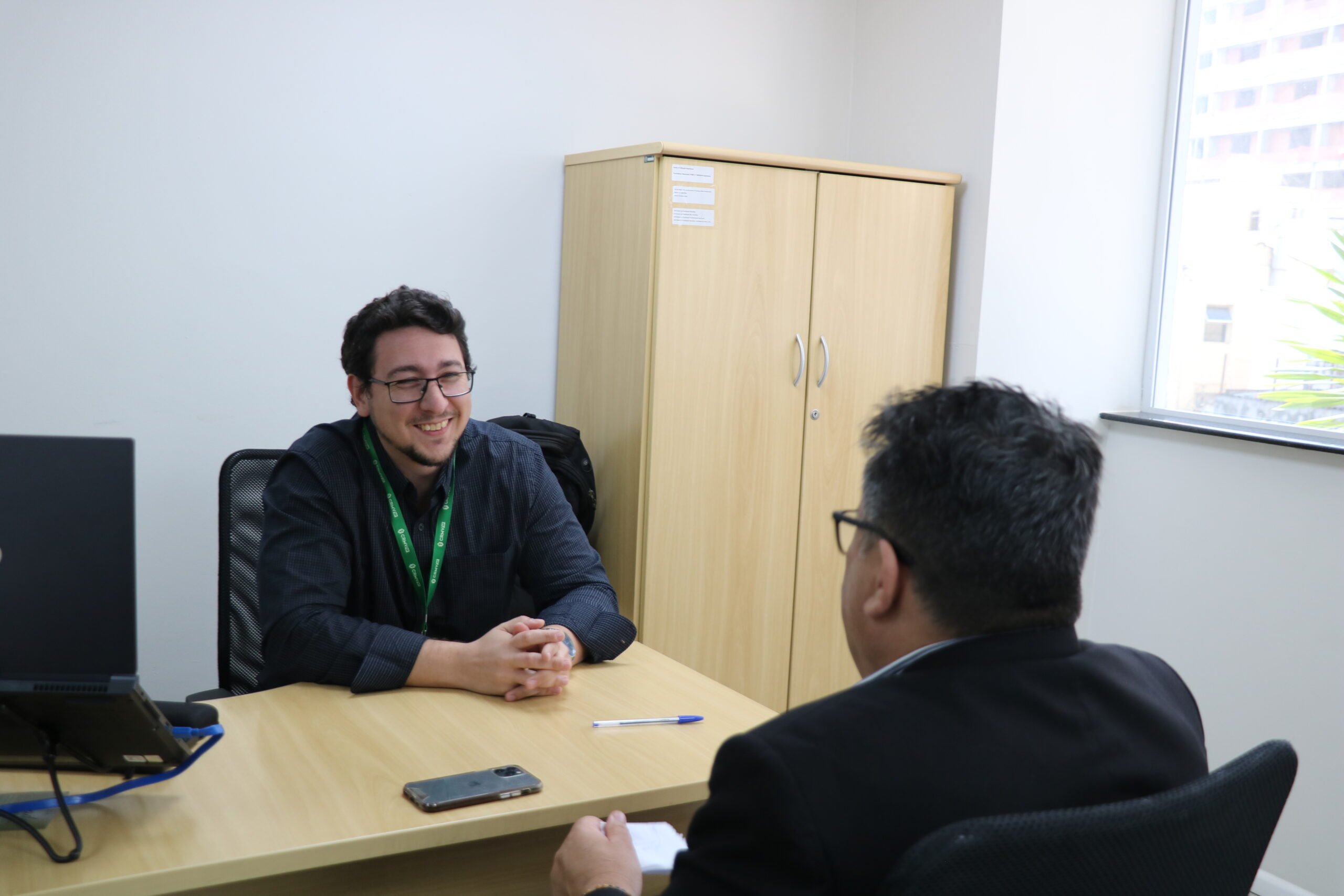 imagem de duas pessoas reunidas, trabalhando