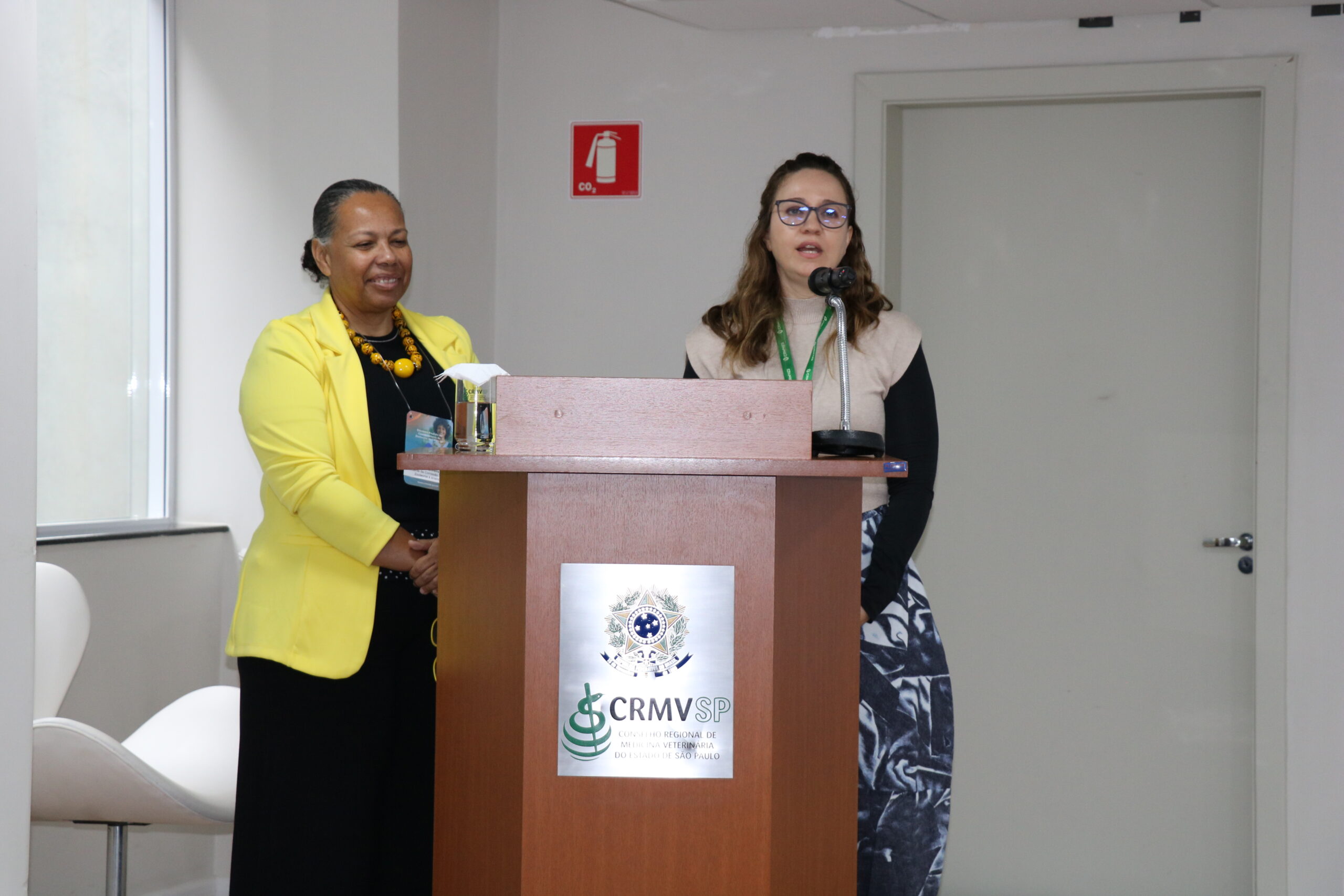 duas mulheres atrás de um púlpito