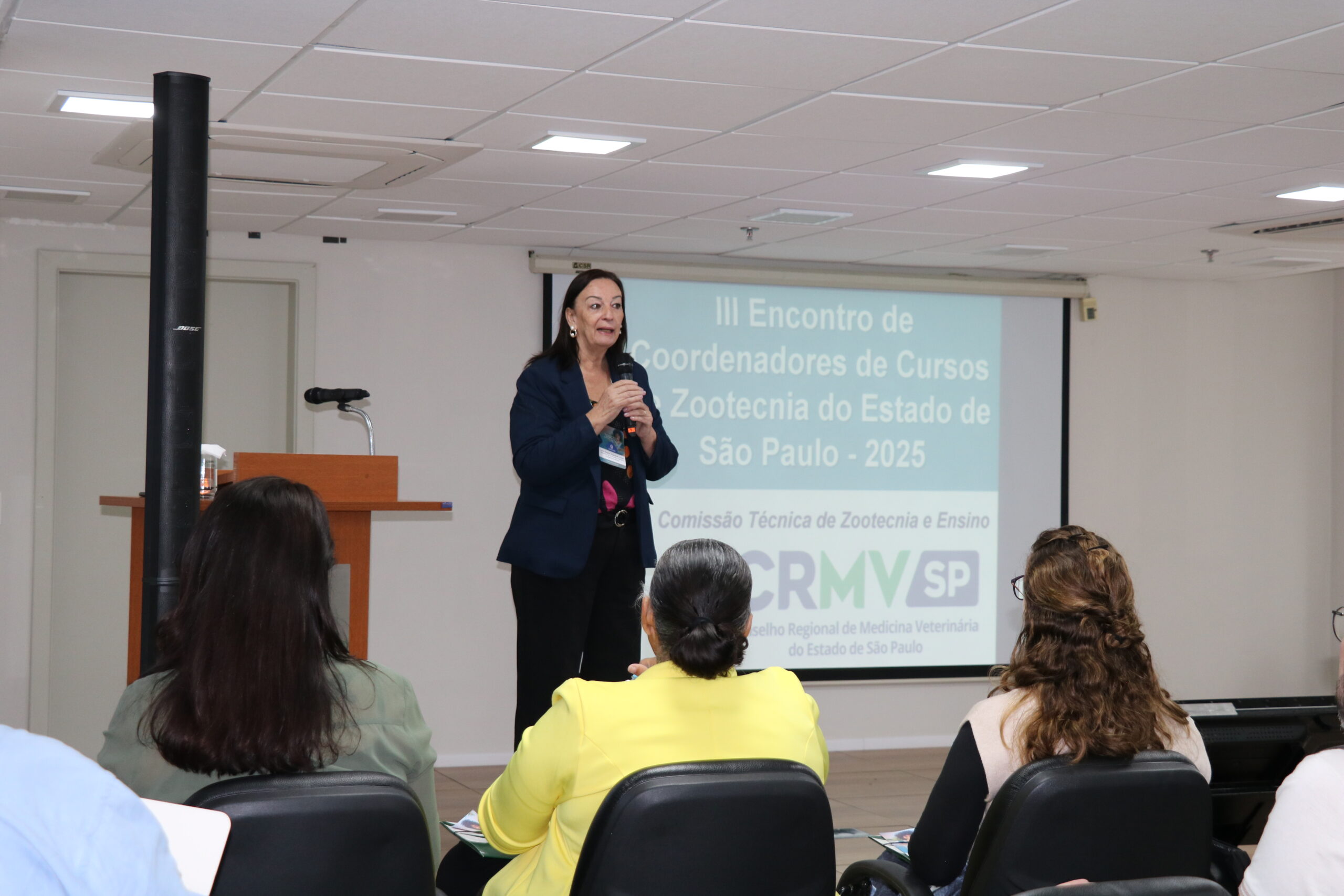 uma mulher palestrando