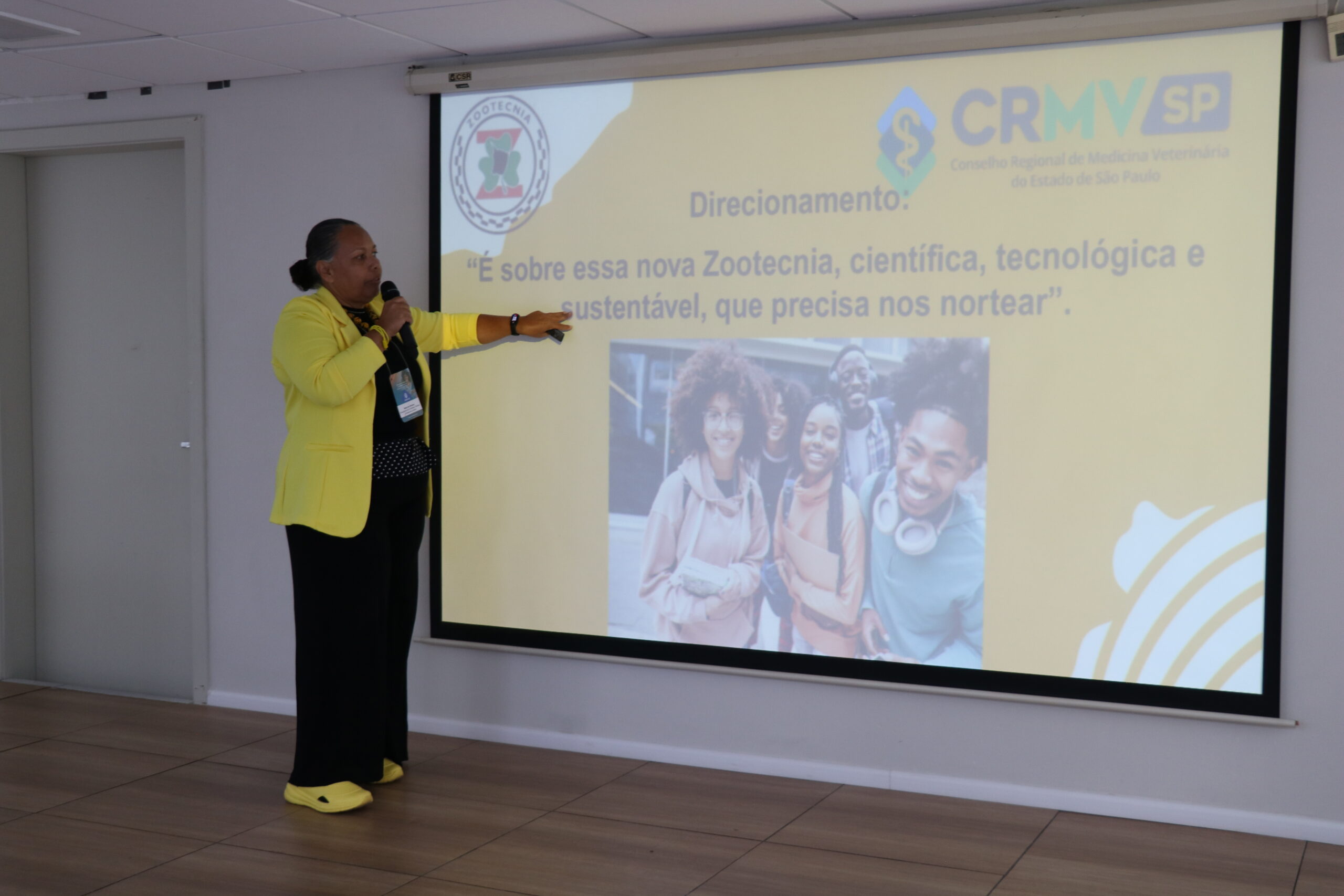 uma mulher apresentando uma palestra
