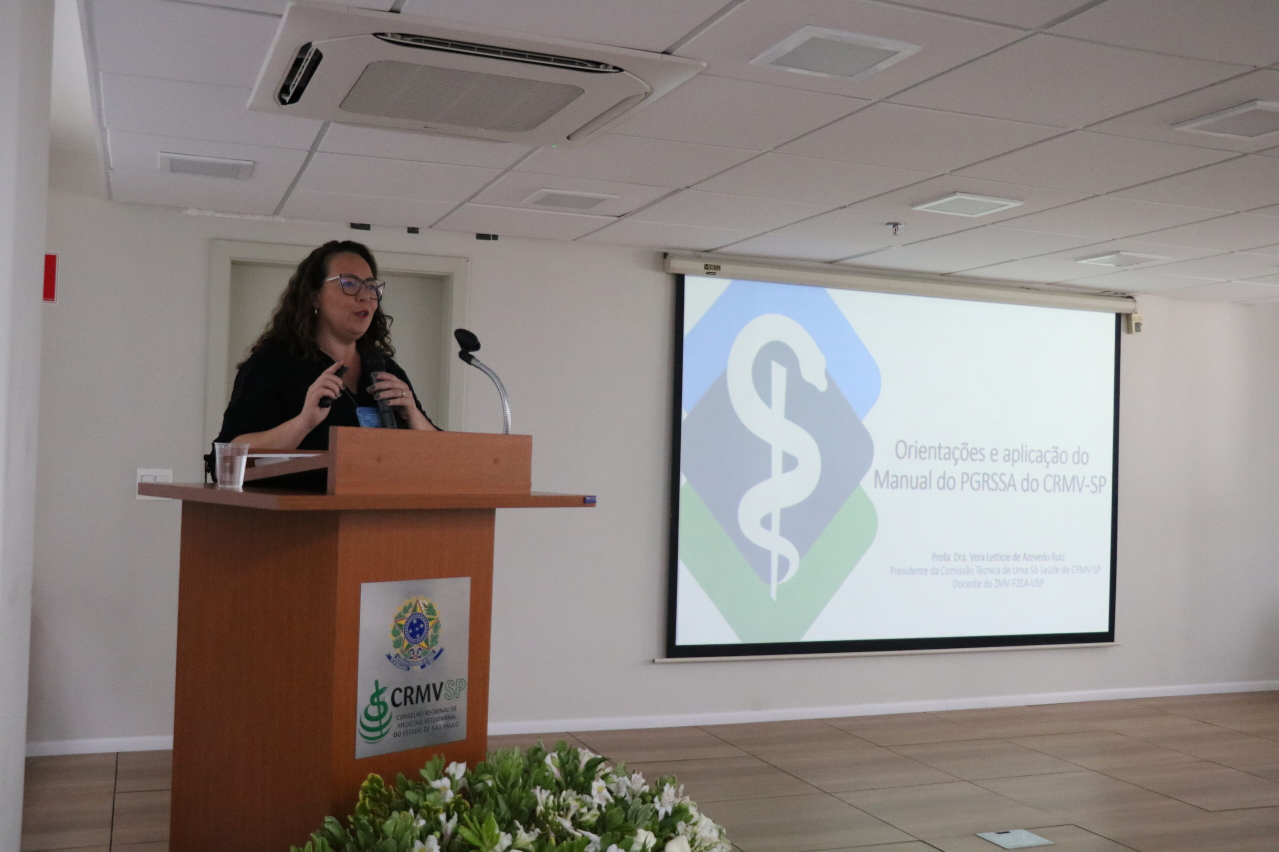 mulher falando no microfone.