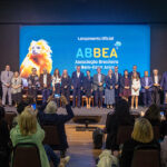 imagem de pessoas num auditorio para um evento