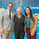 imagem de um homem e duas mulheres posados para foto