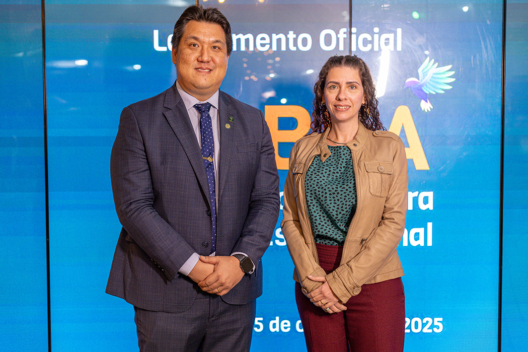 imagem de um homem e uma mulher posados para foto