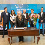 imagem de uma mulher assinando um livro