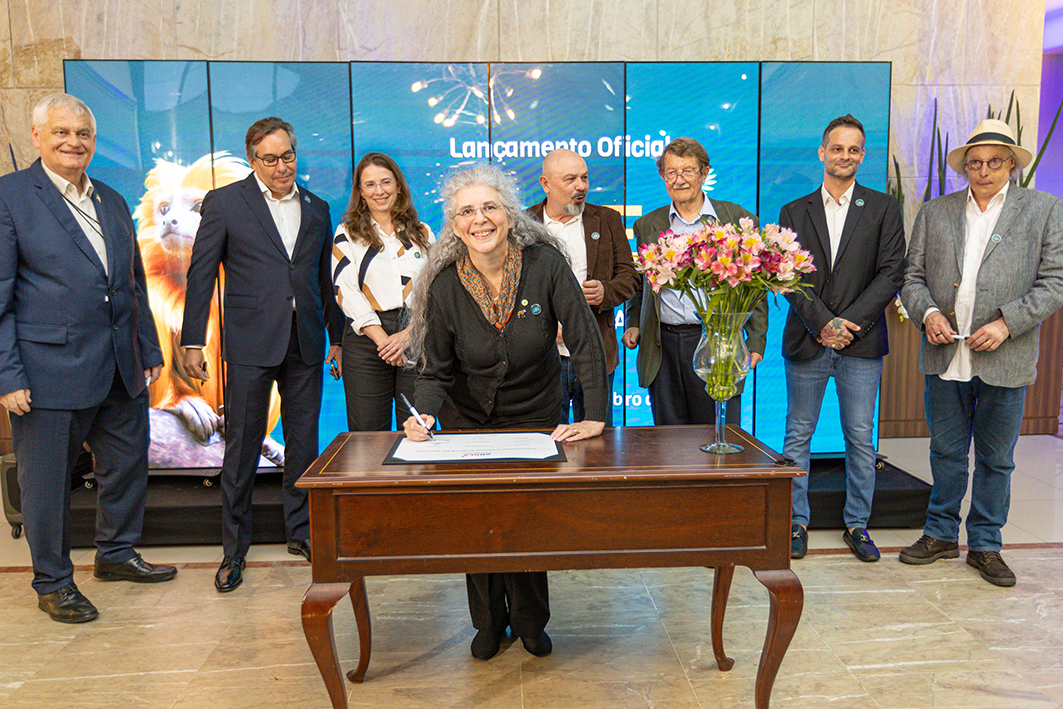 imagem de uma mulher assinando um livro