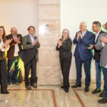 imagem de pessoas num descerramento de placa