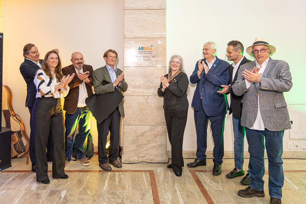 imagem de pessoas num descerramento de placa