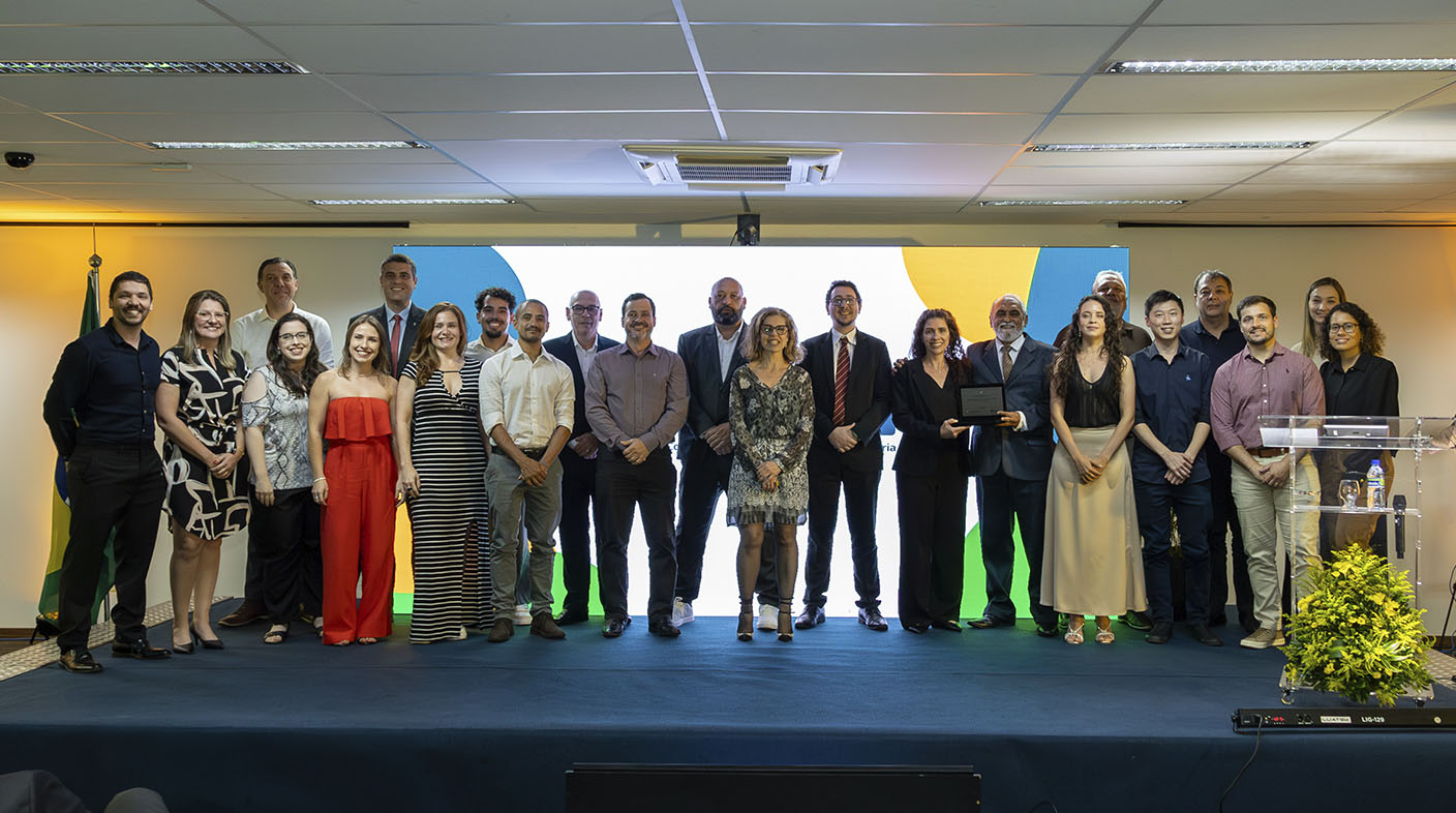 imagem de pessoas posadas durante a premiação