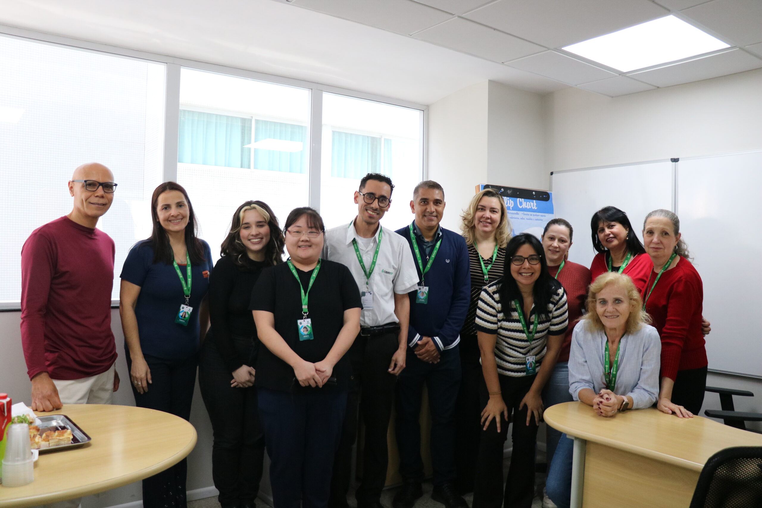 Pessoas reunidas posando para a foto.