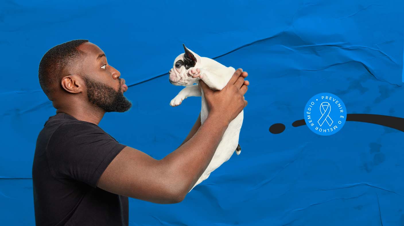 imagem de um homem negro, segurando um gato branco.