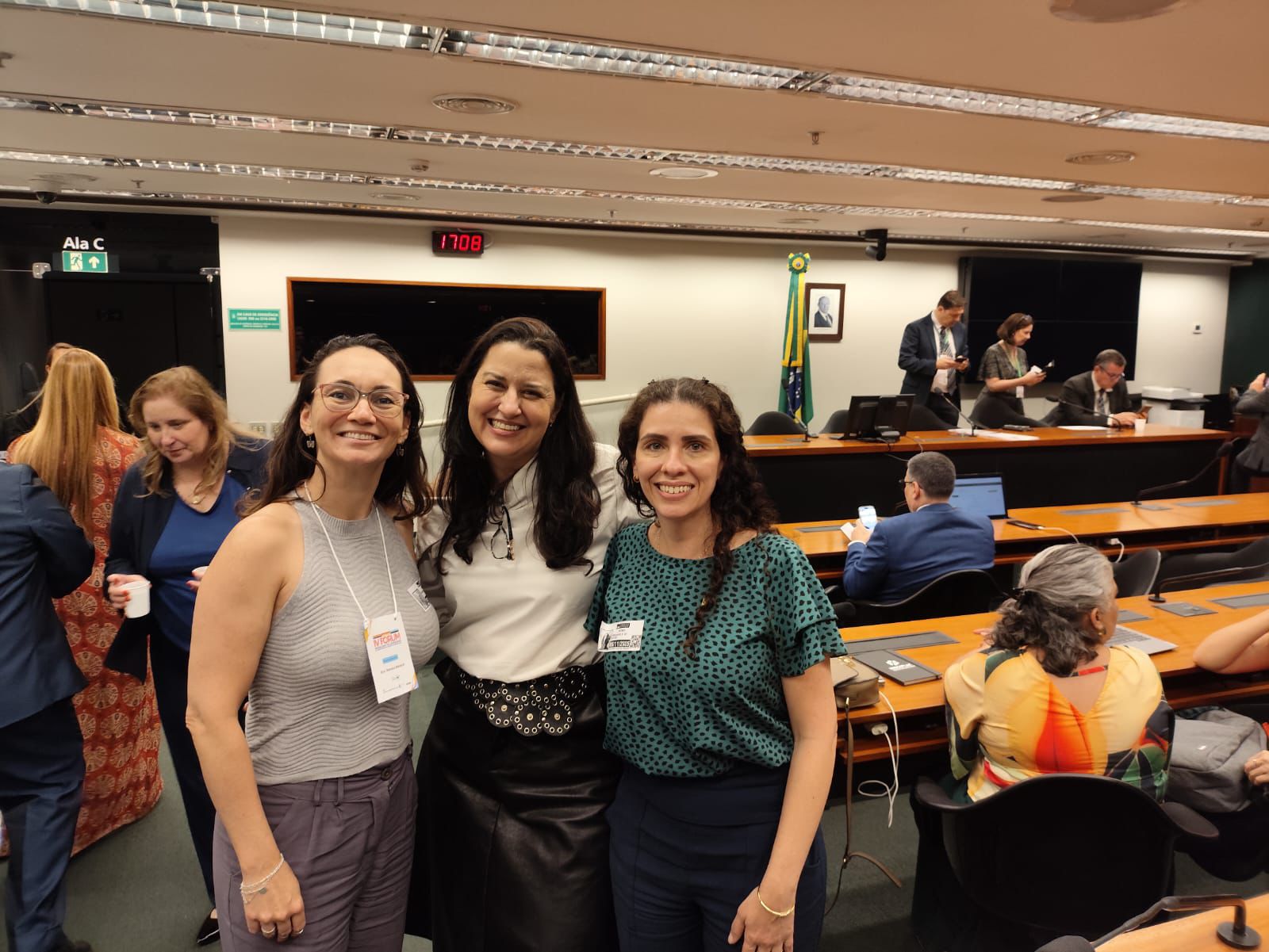 3 mulheres posadas para foto