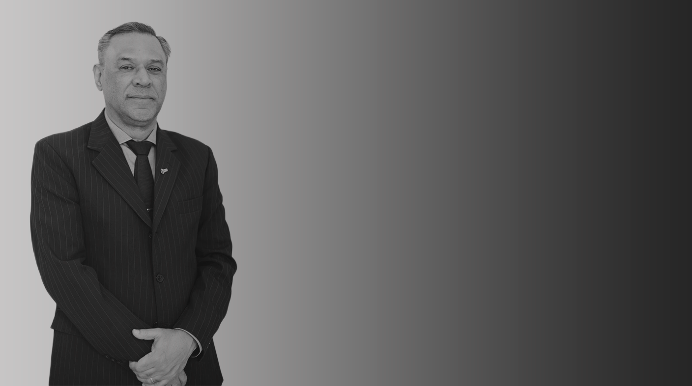 imagem de um homem posado para foto