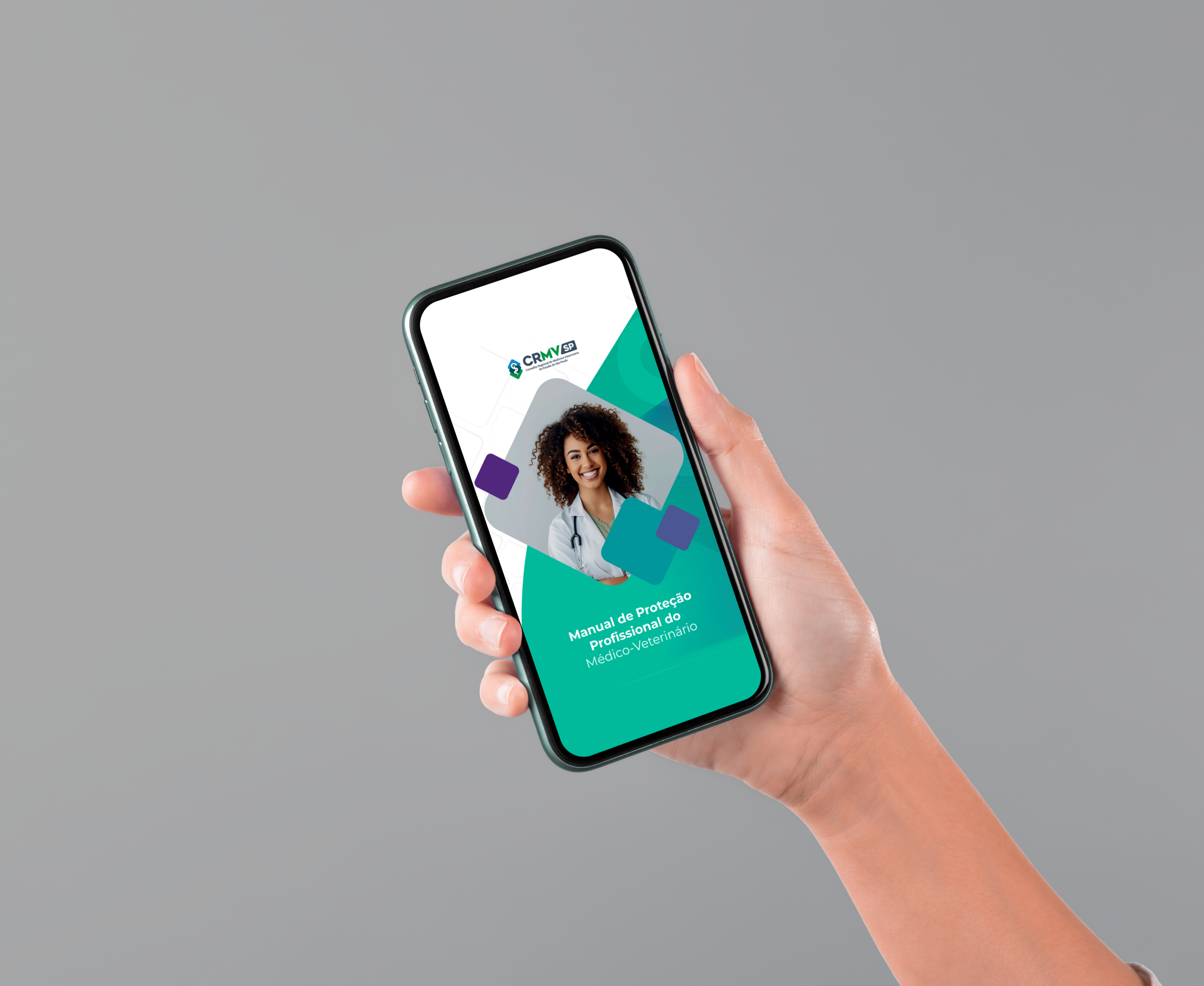 Mão segurando um celular com a capa do Manual de Proteção Profissional do CRMV-SP.