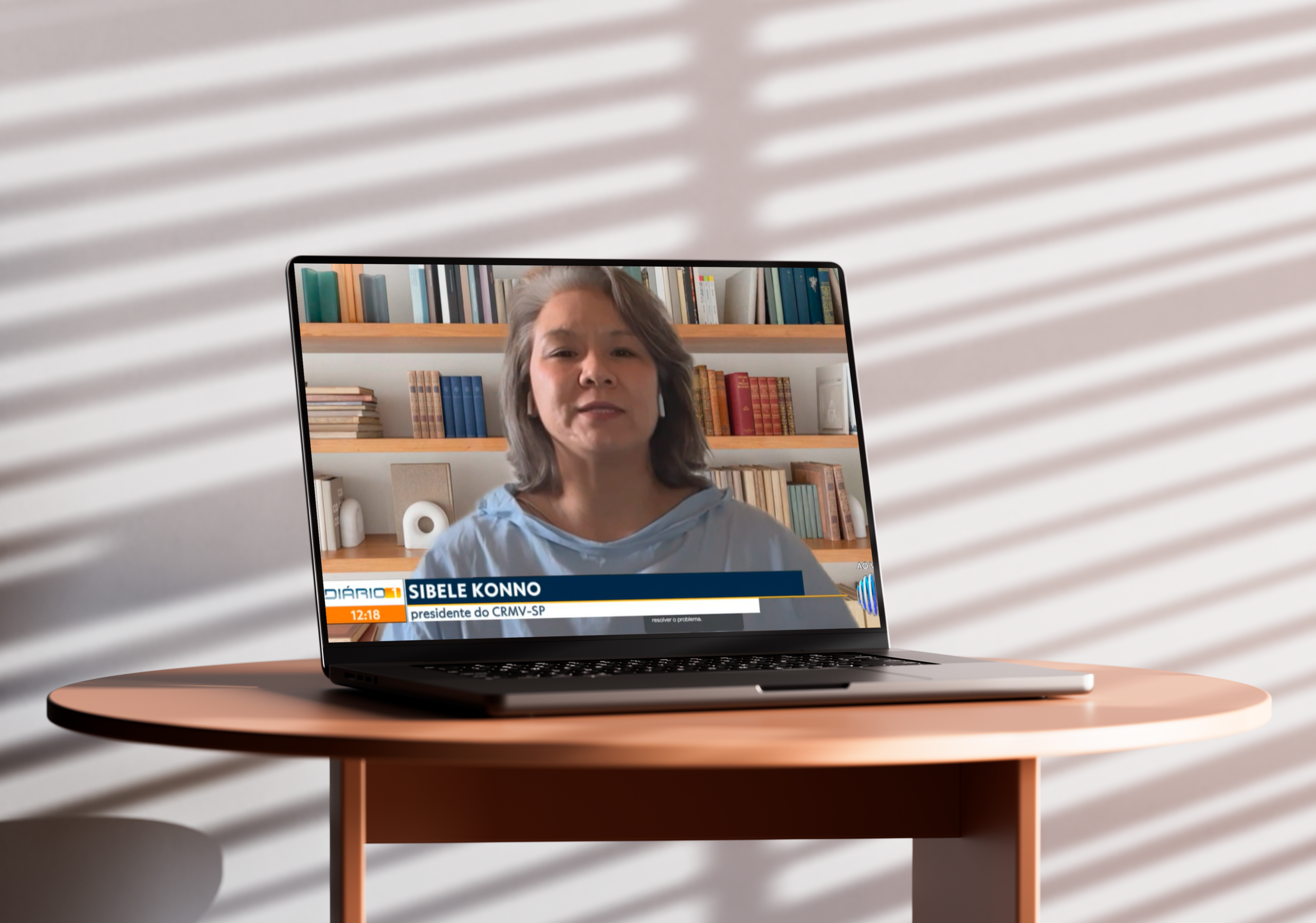 Presidente da Comissão de Animais de Companhia do CRMV-SP, de traços orientais e cabelo na altura do ombro, está na tela em destaque durante jornal da TV Diário. 