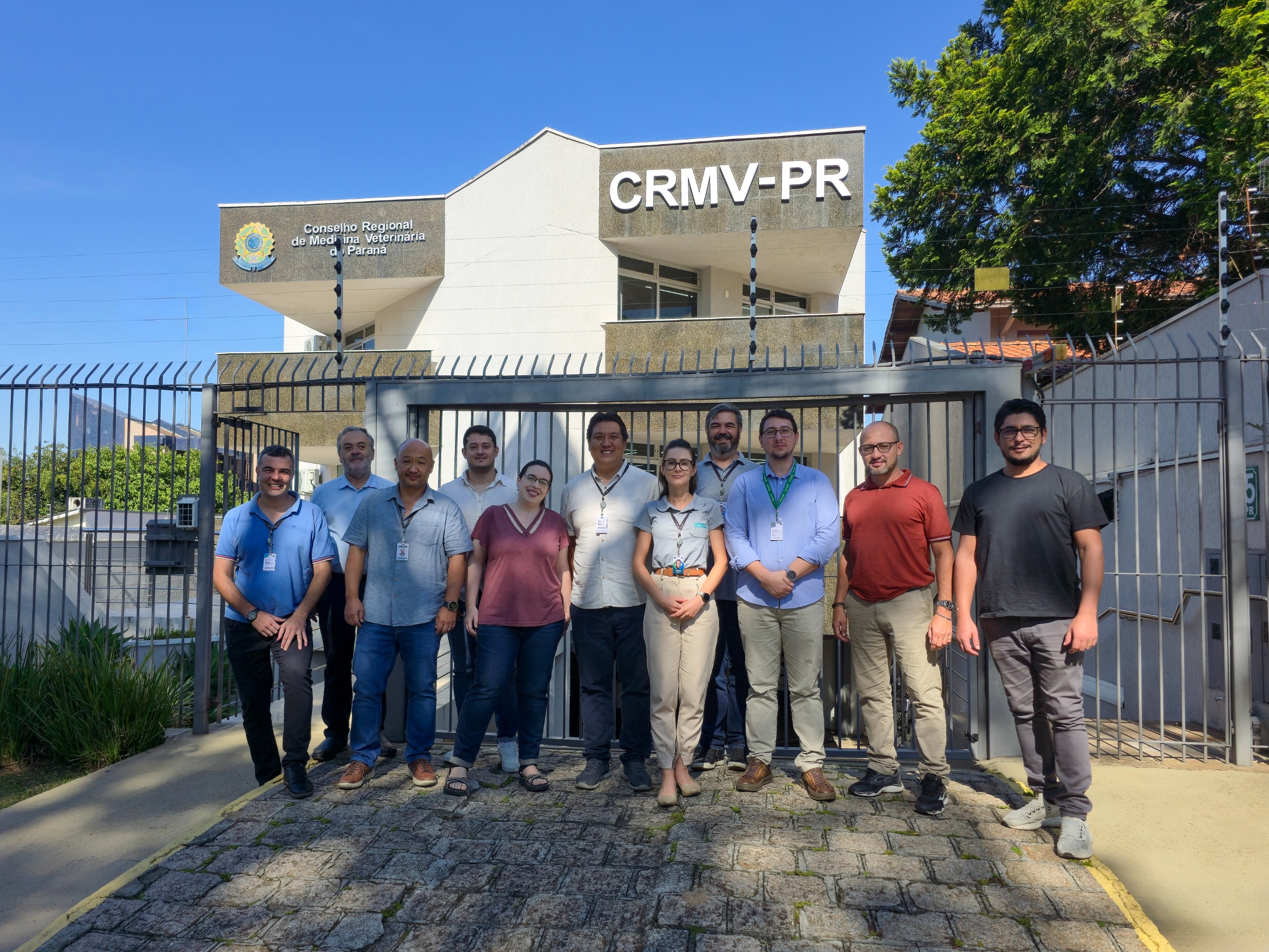 No dia 28 de janeiro, o CRMV-SP acompanhou o setor de fiscalização do CRMV-PR para verificar a funcionalidade do Inofisc, aplicativo de fiscalização criado pelo CFMV. Além do CRMV-SP, participou também o CRMV-MG. Da esquerda para a direita estavam presentes: - Agente fiscal Bil Fioreze (CRMV-PR) - Agente fiscal Altamir Simioni (CRMV-PR) - Agente fiscal Marcelo Yukio Yassuda (CRMV-PR) - Analista de TI Lucas Ribeiro Miranda (CRMV-SP) - Fiscal veterinária Fernanda Auciello (CRMV-SP) - Presidente Dr. Adolfo (CRMV-PR) - Assessora Técnica Letícia Olbertz (CRMV-PR) - Assessor Técnico Rafael Stedile (CRMV-PR) - Coordenador de Fiscalização e Multas Victor Chiaroni Galvão (CRMV-SP) - Agente fiscal Ricardo Luiz de Oliveira (CRMV-MG) - Assessor Técnico Marcelo Teixeira Paiva (CRMV-MG)