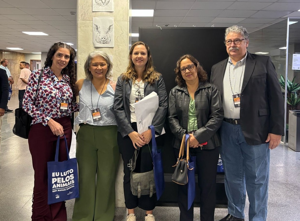 Quatro mulher e um homem posam e sorriem para a foto. Trata-se de integrantes da Diretoria Executiva do CRMV-SP, bem como das comissões técnicas. Eles estão na Alesp. 