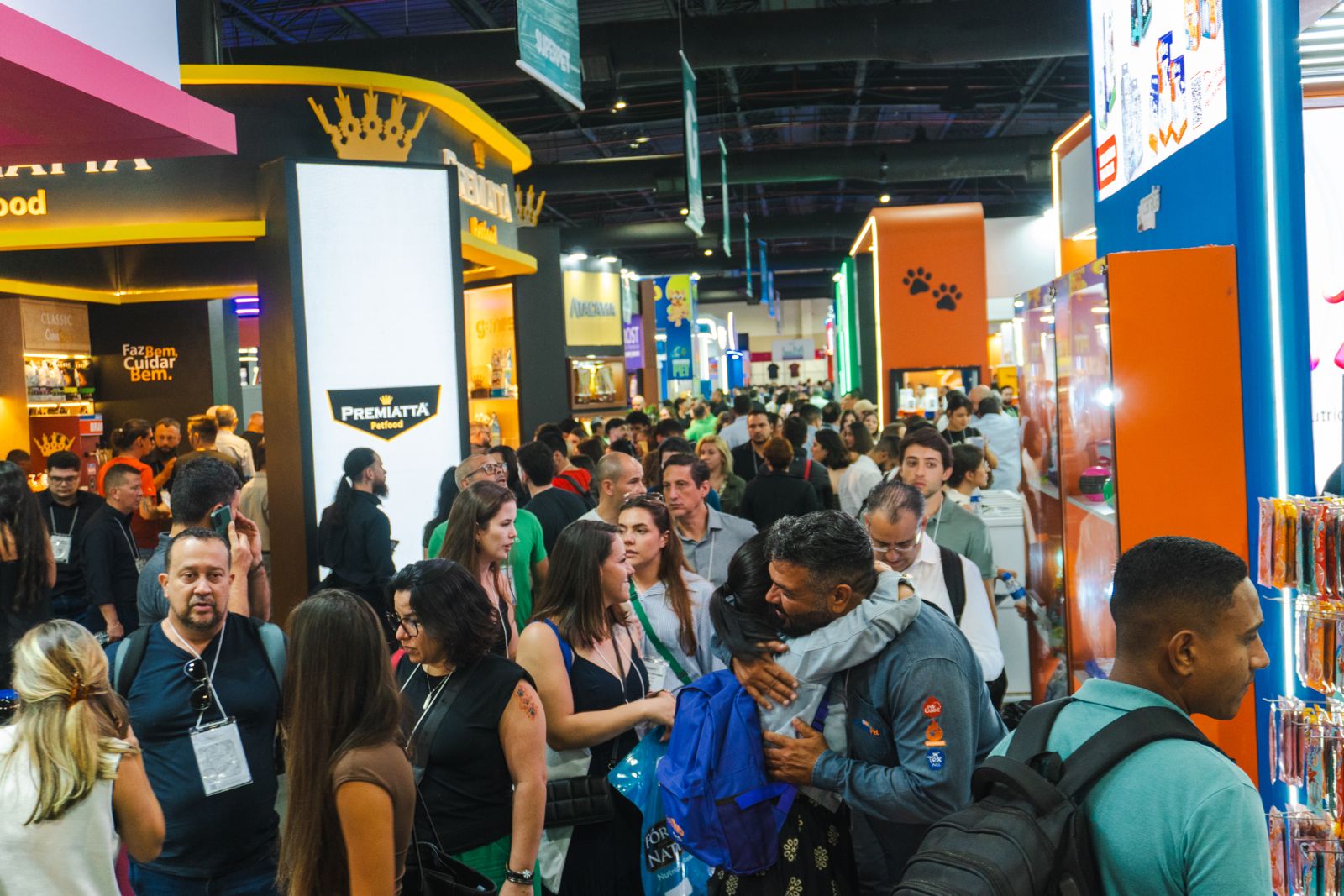 Corredor entre estandes da SuperPet lotado de visitantes.