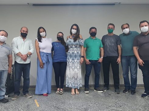 A presidente da Amvemar, com os membros da diretoria posam para foto de posse ao lado do vice-presidente do CRMV-SP. Estão em pé, todos usando máscara.