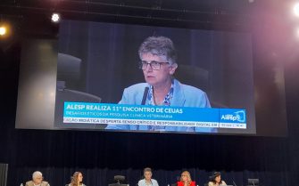 imagem de pessoas sentadas à mesa para um debate