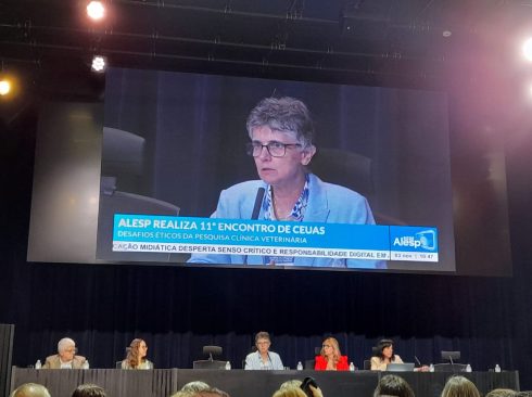 imagem de pessoas sentadas à mesa para um debate