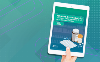 Capa do Manual de dispensação aparece em um tablet que está sendo segurado por uma mão.