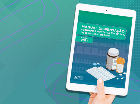 Capa do Manual de dispensação aparece em um tablet que está sendo segurado por uma mão.