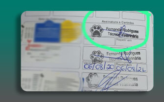 Na imagem aparece uma carteira de vacinação com carimbo de uma técnica veterinária. O atesto em carteiras de vacinação é privativo de médicos-veterinários.