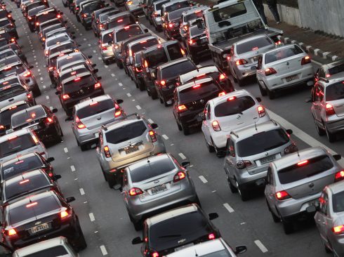 São Paulo- SP, 20/05/2014- Trânsito lento nos dois sentidos da avenida 23 de maio. A prefeitura suspendeu o rodízio de veículos no período da tarde de hoje (20/05), por conta da greve dos motoristas e cobradores que começou hoje. Na foto, pista no sentido aeroporto.