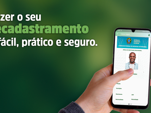 Na imagem aparece a mão de uma pessoa segurando um celular com a tela do aplicativo da cédula digital de identidade profissional. Há ainda os dizeres: Fazer o seu recadastramento é fácil, prático e seguro. O fundo da imagem é todo verde escuro.