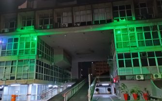 Prédio público em Presidente Prudente iluminado na cor verde em homenagem ao Dia do Médico-Veterinário.
