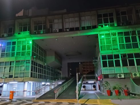 Prédio público em Presidente Prudente iluminado na cor verde em homenagem ao Dia do Médico-Veterinário.