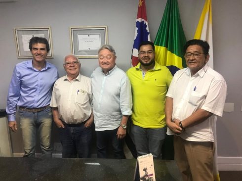 Foto: Divulgação
/ Conselheiro do CRMV-SP, Fábio Manhoso, com a nova diretoria da Amvemar