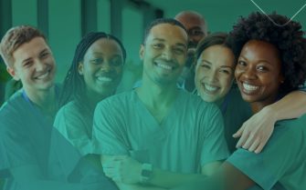 Seis pessoas, três homens e três mulheres jovens em pé abraçados e sorridentes usando uniforme verde comumente usado por médicos-veterinários clínicos.