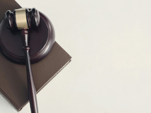 Martelo em madeira símbolo da advocacia, do direito e da justiça