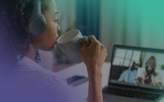 imagem de uma mulher olhando o computador