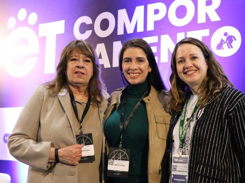 Três mulheres pousando para foto na frente de um painel roxo escrito Pet Comportamento em letras brancas. Da esquerda para a direita são elas: Deputada estadual Clarice Ganem, a vice-presidente do CRMV-SP Carolina Saraiva de Filippos e a presidente do CRMV-SP, Daniela Pontes Chiebao.
