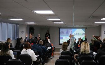 Público visto de costas, sentado em cadeiras enfileiradas no auditório do CRMV-SP durante simpósio sobre Medicina Veterinária Legal.