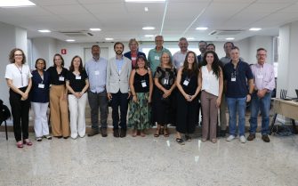 Homens e mulheres, lado a lado, em duas fileiras, posando para comemorar o processo eleitoral do CRMV-SP