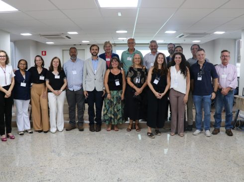 Homens e mulheres, lado a lado, em duas fileiras, posando para comemorar o processo eleitoral do CRMV-SP