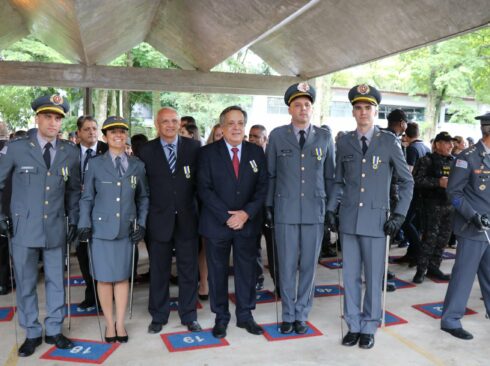 Legenda 1: Oficiais e homenageados durante a entrega das medalhas na sede do Canil da PM