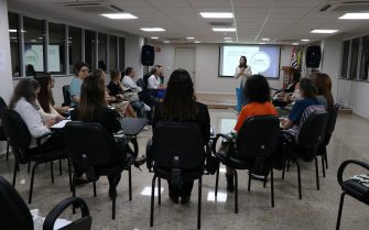 No auditório, a idealizador do GAM fala, durante sessão, na sede do CRMV-SP.