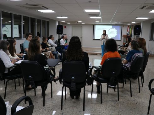 No auditório, a idealizador do GAM fala, durante sessão, na sede do CRMV-SP.