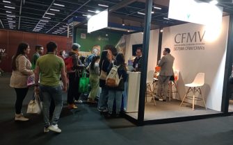Pessoas em pé na frente do stand do CFMV na feira PetVet 2024.