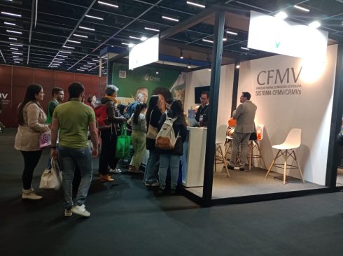 Pessoas em pé na frente do stand do CFMV na feira PetVet 2024.