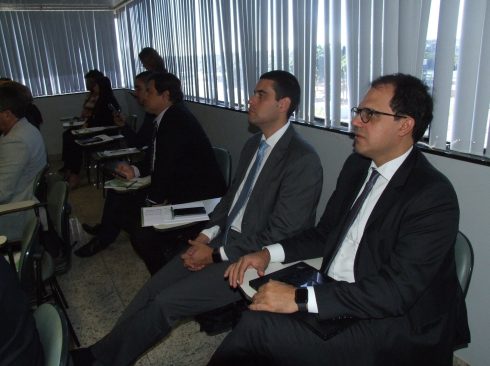 Foto: Comunicação CFMV / Legenda: Assessores técnico e jurídico do CRMV-SP, Leonardo Burlini Soares e Fausto Faleiros