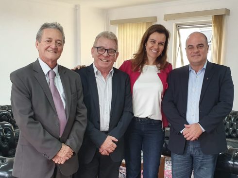Elias Leonel, chefe da Divisão Administrativa da Superintendência do Mapa/SP; Odemilson Donizete Mossero, vice-presidente do CRMV-SP; Andrea Figueiredo Procópio de Moura, superintende do Mapa/SP; e Fábio Fernando Ribeiro Manhoso, presidente da Comissão Técnica de Homeopatia Veterinária do CRMV-SP
Foto: Acervo pessoal/Fábio Manhoso